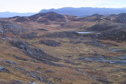 Un lago de aislamiento en el noroeste de Escocia. El sedimento analizado del fondo de este lago de baja altitud nos dice que alguna vez estuvo conectado al océano