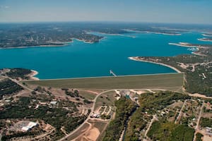 Un lago de color azul predominante que cautiva a sus visitantes a su paso
