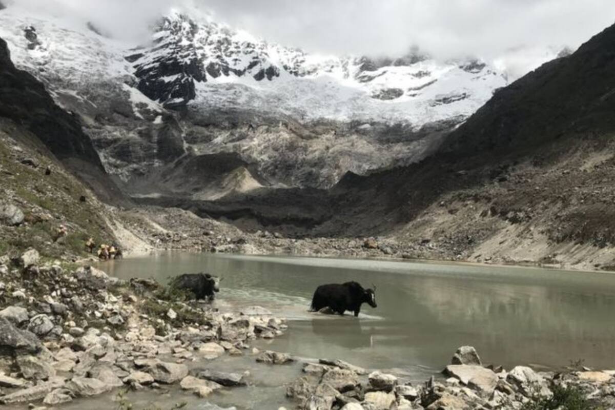 Un lago glaciar al pie de la montaña Jomolhari en Bután sufre las consecuencias del cambio climático
