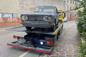 Un Lancia Fulvia que estuvo 47 años estacionado en en el mismo lugar en Conegliano, Italia, fue retirado por una grúa