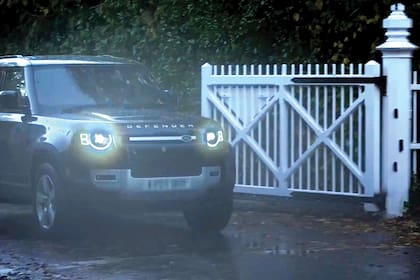 Un Land-Rover Defender negro sale de Bishops Gate, cerca de Royal Lodge, en Windsor. Se presume que en él viajaba Andrés, en uno de sus últimos días en la propiedad de la que fue desalojado