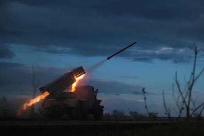 Un lanzacohetes múltiple BM-21 Grad dispara hacia posiciones rusas en la línea del frente cerca de Bakhmut, región de Donetsk, el 23 de abril de 2023, en medio de la invasión rusa sobre Ucrania