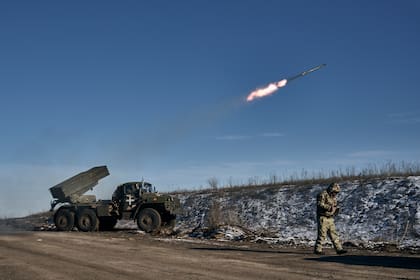 Un lanzacohetes múltiple Grad del ejército ucraniano dispara cohetes contra posiciones rusas en la línea del frente cerca de Soledar, región de Donetsk, Ucrania, miércoles 11 de enero de 2023.