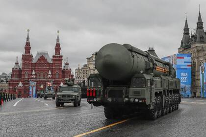 Un lanzador de misiles balísticos intercontinentales Yars en un desfile militar en moscú el año pasado