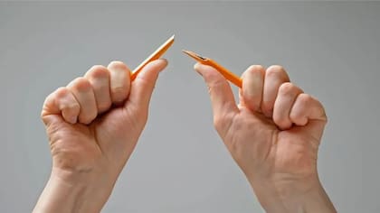 Un lápiz de madera no se rompe de golpe, sino que va acumulando tensión. Así también pasa con las placas tectónicas