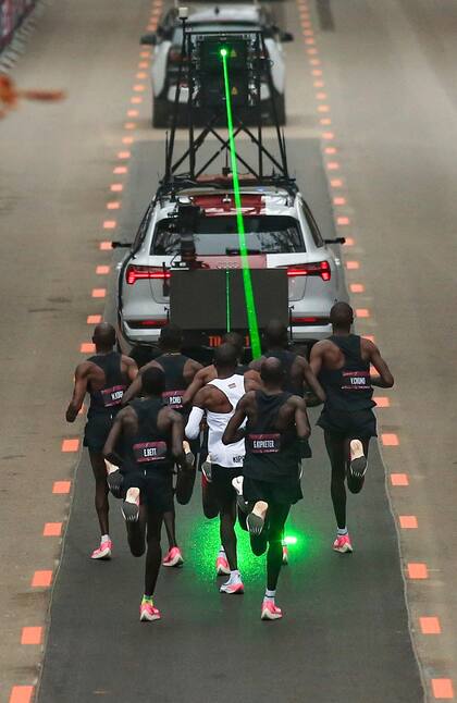 Un láser le indicaba a Kipchoge dónde debía pisar, para mantener el ritmo.