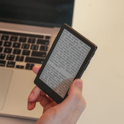 Un lector de ebooks Xteink X4 Pro, con una pantalla de tinta electrónica retroiluminada de 4,3"; tiene una plataforma abierta que permite cambiar el sistema operativo por otros con diferentes herramientas, aunque la función básica sigue siendo leer contenido en formato ePub