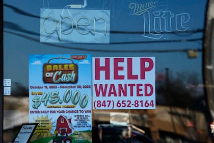 Un letrero avisando que un restaurante está contratando personal, en Buffalo Grove, Illinois, el 18 de enero de 2024. (Foto AP/Nam Y. Huh)