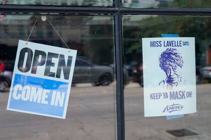 Un letrero con una imagen de la cantante de blues Lavelle White solicita a los clientes que usen mascarillas cerca de la entrada del Antone's Nightclub en Austin, Texas, el sábado 21 de agosto de 2021. (AP Foto/Chuck Burton)