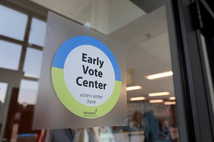 Un letrero da la bienvenida a los votantes en la puerta del centro de votación temprana de la Ciudad de Minneapolis, el jueves 19 de septiembre de 2024, en St. Paul, Minnesota. (AP Foto/Adam Bettcher)