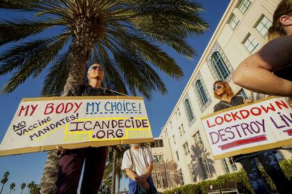 Un letrero de "quédese en casa" está pegado a un vehículo que participa en una caravana de enfermeras que pide a las personas que se queden adentro en medio de un aumento de casos de coronavirus en El Paso, Texas, el 16 de noviembre de 2020
