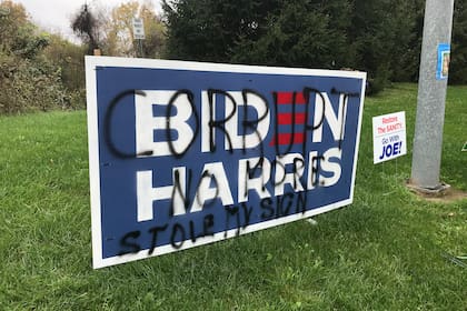 Un letrero de Biden-Harris desfigurado visto en un patio en Langhorne, Pensilvania, el 28 de octubre de 2020
