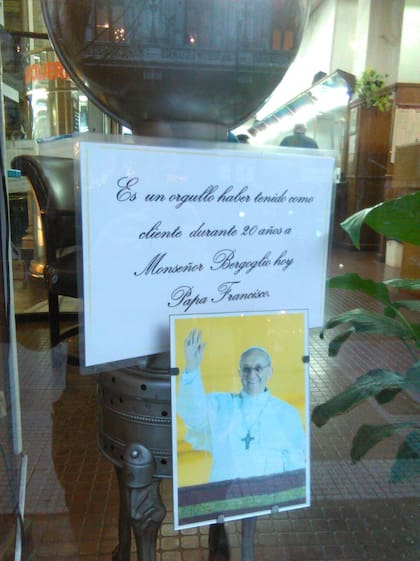 Un letrero de la peluquería que recuerda que le cortó el pelo al Papa Francisco.