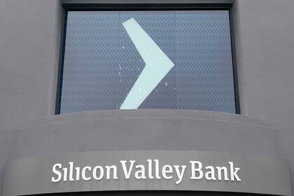 Un letrero de Silicon Valley Bank en las oficinas centrales de la compañía, el viernes 10 de marzo de 2023, en Santa Clara, California