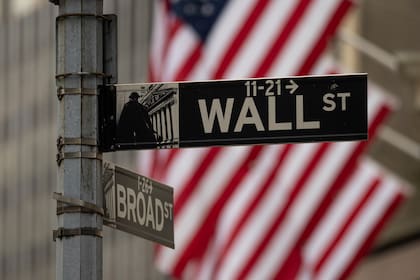 Un letrero de Wall Street cerca de la Bolsa de Valores de Nueva York (archivo)