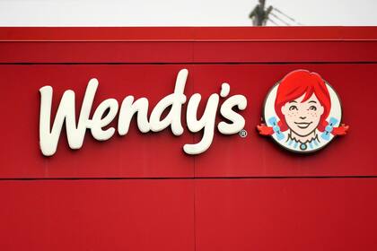 Un letrero de Wendy's en un restaurante, el 23 de enero de 2023, en Pittsburgh. (AP Foto/Gene J. Puskar, Archivo)
