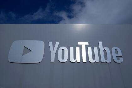 Un letrero de YouTube cerca de la sede de la compañía, el miércoles 12 de marzo de 2025, en San Bruno, California. (AP Foto/Jeff Chiu, Archivo)