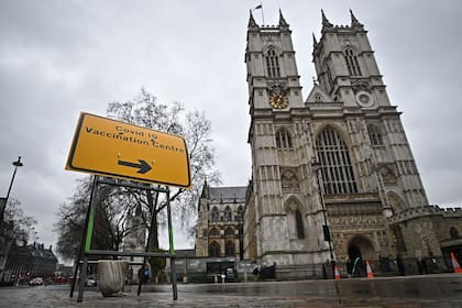 Un letrero dirige al público a la entrada de un centro de vacunación temporal contra el Covid-19 que se instaló dentro de la Abadía de Westminster en Londres el 10 de marzo de 2021