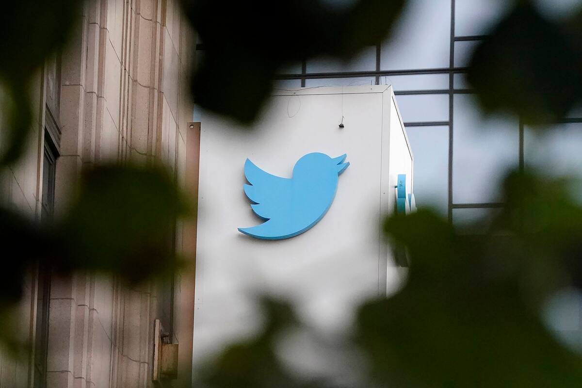 Un letrero en la sede de Twitter en San Francisco, el jueves 8 de diciembre de 2022. Twitter suspendió una cuenta que usaba datos de vuelos disponibles públicamente para rastrear el avión privado de Elon Musk, a pesar de la promesa del nuevo propietario de la plataforma de redes sociales de seguir así debido a sus principios de libertad de expresión