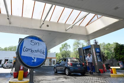 Un letrero escrito a mano avisa a los conductores que la estación de servicio se ha quedado sin nafta, en medio de una escasez de combustible, en La Plata (Foto AP/Gustavo Garello).