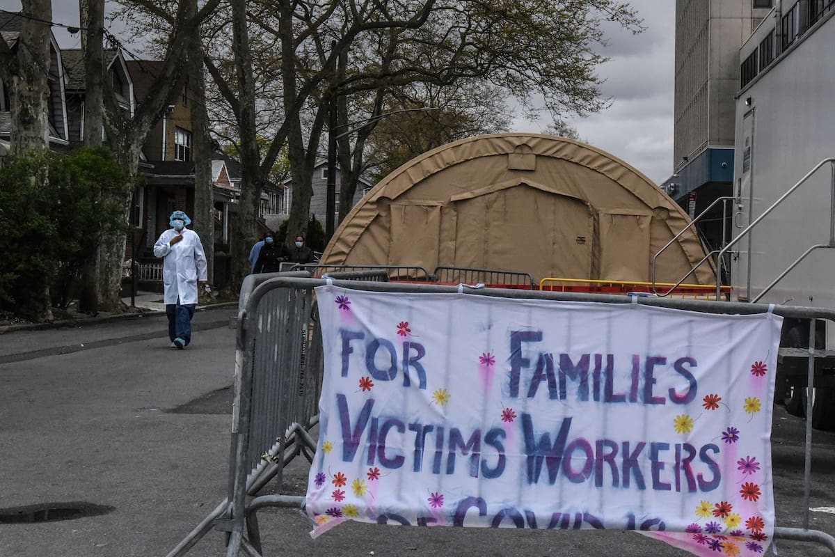 Un letrero indica que una calle está reservada para personas afectadas por el coronavirus fuera del Hospital Universitario de Brooklyn el 27 de abril de 2020 en el distrito de Brooklyn en la ciudad de Nueva York