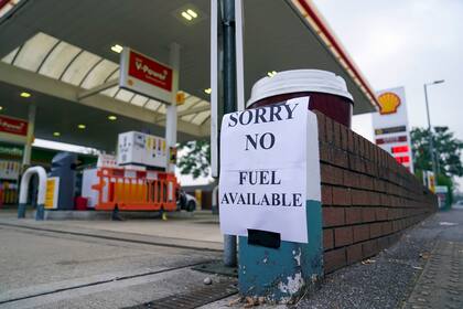 Un letrero que anuncia que no hay gasolina, el domingo 26 de septiembre de 2021, en una gasolinera de Bracknell, Inglaterra. (Steve Parsons/PA via AP)