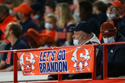 Un letrero que dice "Vamos, Brandon" en la barandilla de un partido de fútbol americano universitario de la NCAA, Nueva York.
