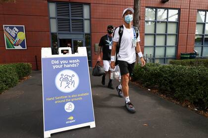 Un letrero que recuerda a los espectadores los protocolos de salud y seguridad adecuados para prevenir la propagación de la enfermedad del coronavirus (COVID-19) se ve dentro del Centro Nacional de Tenis Billie Jean King de la USTA antes del inicio del torneo de Grand Slam de tenis del US Open, en Q