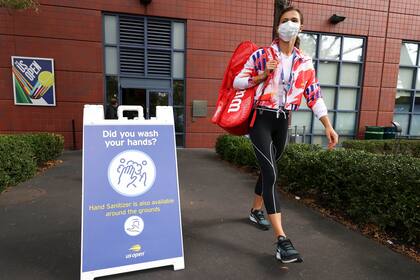 Un letrero que recuerda a los espectadores los protocolos de salud y seguridad adecuados para prevenir la propagación de la enfermedad del coronavirus (COVID-19) se ve dentro del Centro Nacional de Tenis Billie Jean King de la USTA