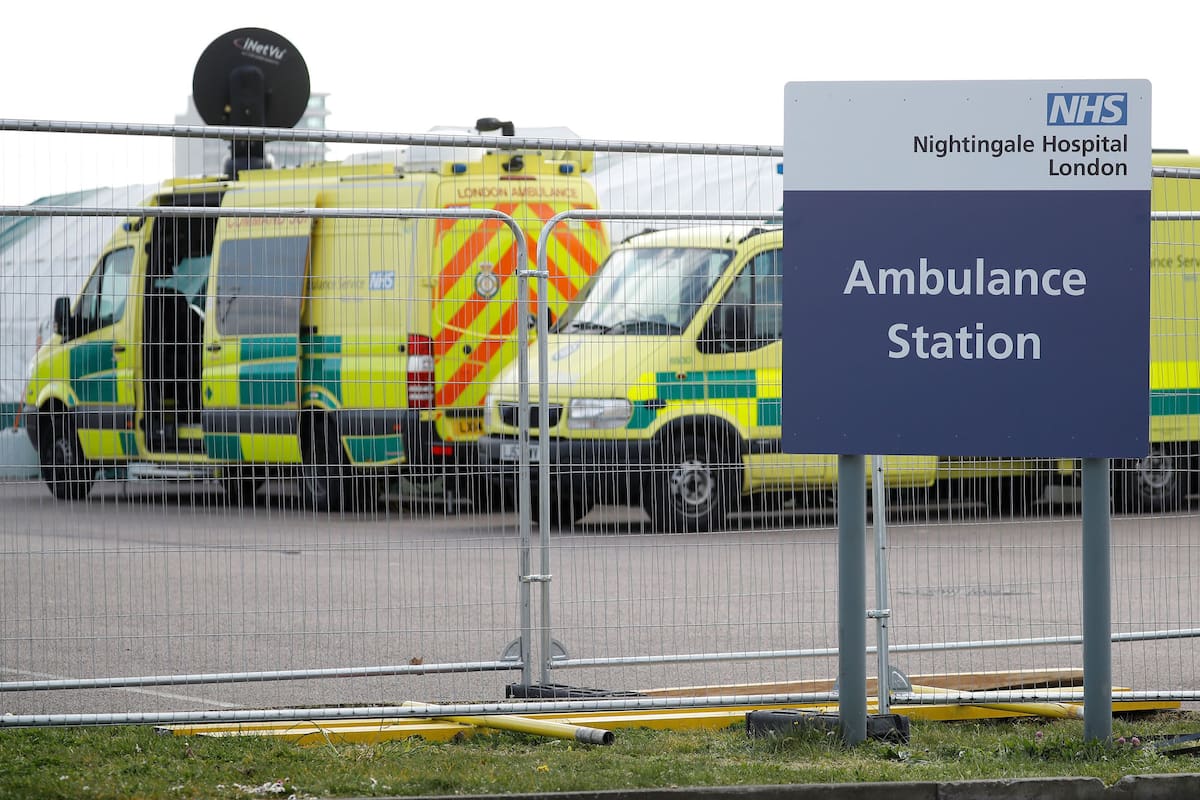 Un letrero recién erigido indica la ubicación de la estación de ambulancias en el centro de exposiciones ExCeL London, que se ha transformado en el hospital de campaña "NHS Nightingale", en Londres el 3 de abril de 2020, para ayudar con la nueva pandemia de coronavirus COVID-19. - Gran Bre