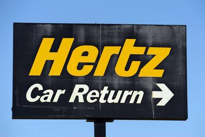 Un letrero se ve en una sucursal de alquiler de autos de Hertz Global Holdings el 27 de agosto de 2012 en Los Ángeles, California