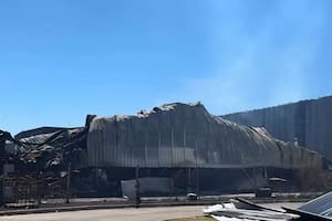 Un leve humo sale del lugar de la explosión