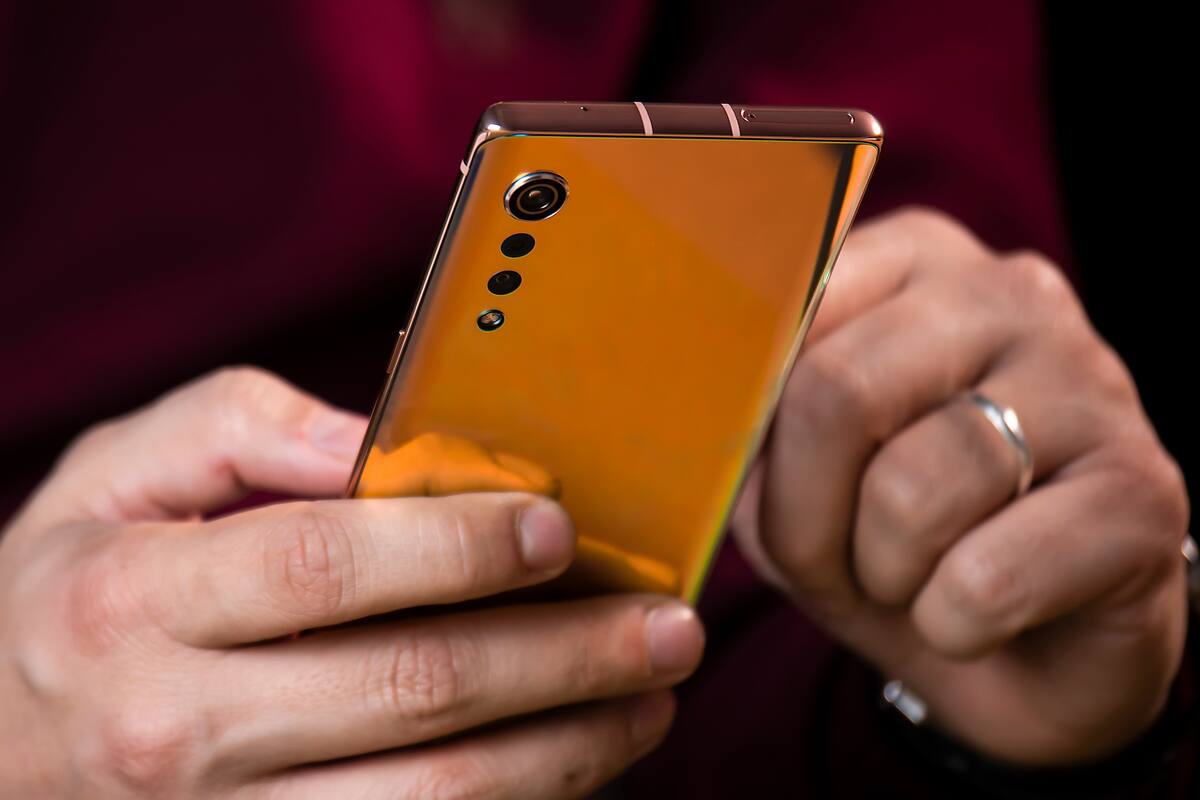 Un LG Velvet con el bloque de cámaras en forma de gota