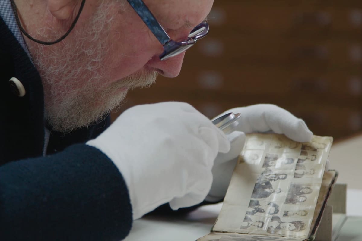 Un libro de rostros del siglo XIX, en el tercer capítulo de La huella de la imagen