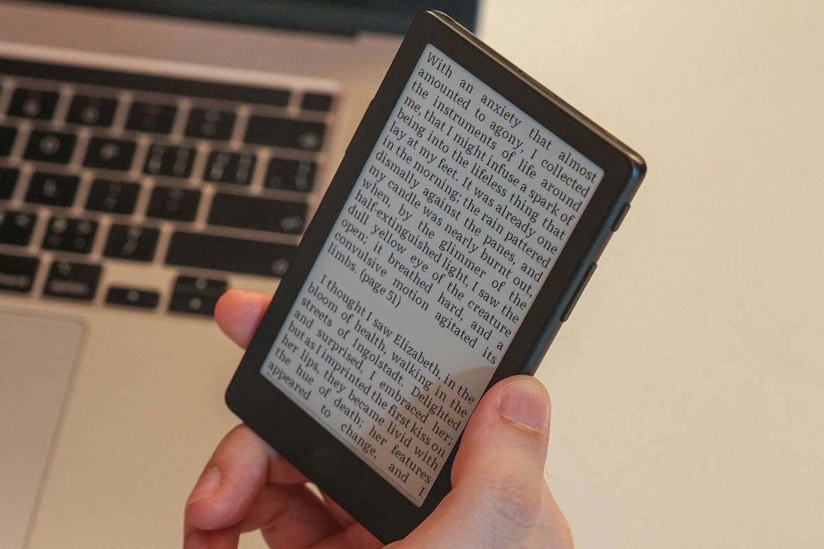 Un libro electrónico Xteink X4, con una pantalla de tinta electrónica de 4,3 pulgadas
