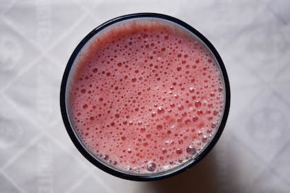 Un licuado de frutas frescas podría aliviar tu dolor de espalda al generar colágeno en tu cuerpo