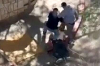 Un limpiavidrios recibió una violenta golpiza por parte de dos hombres que lo abordaron mientras ofrecía su servicio en Córdoba