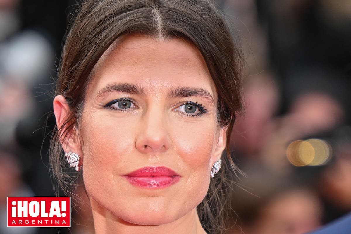 Un lindísimo retrato de la sobrina de Alberto de Mónaco que, fiel a su estilo, accesorizó su look apenas con unos pendientes de oro blanco y diamantes, de Chanel Fine Jewellery.