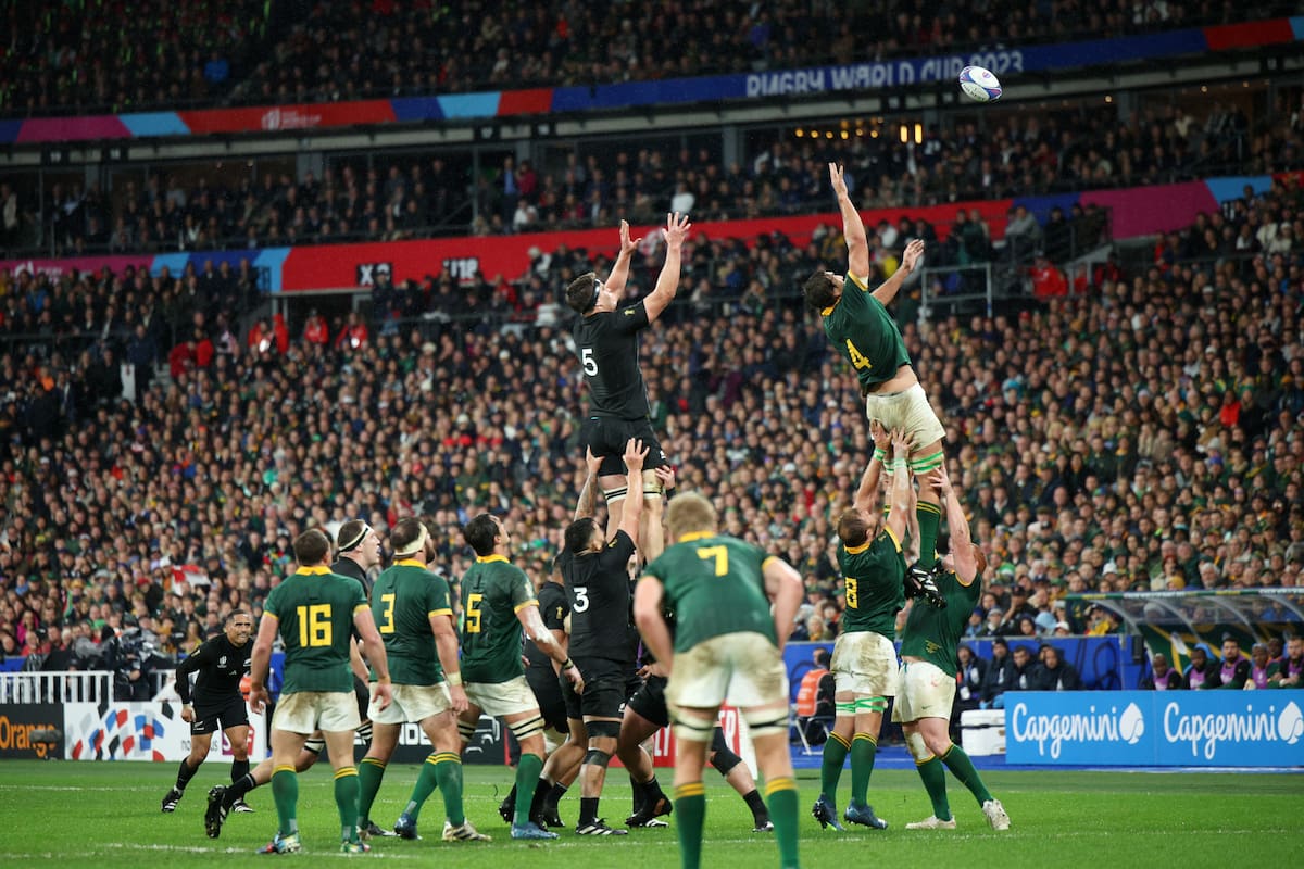 Un line-out durante la final del Mundial Francia 2023, ganada por Springboks contra All Blacks; Sudáfrica y Nueva Zelanda son los mejores del rugby y acuerdan jugar más entre sí y menos con Argentina y Australia, los otros miembros de Sanzaar.