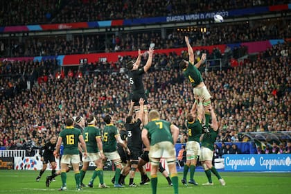 Un line-out durante la final del Mundial Francia 2023, ganada por Springboks contra All Blacks; Sudáfrica y Nueva Zelanda son los mejores del rugby y acuerdan jugar más entre sí y menos con Argentina y Australia, los otros miembros de Sanzaar.