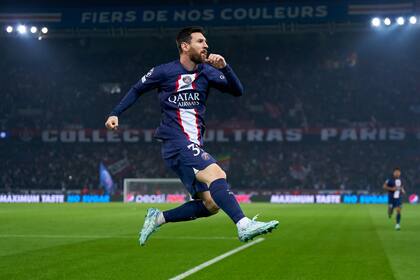 Un Lionel Messi en pleno festeja su primer gol en el Parque de los Príncipes