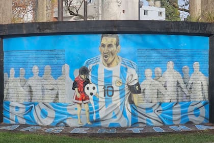 Un Lionel Messi siendo capitán de la Selección Argentina detrás de un pequeño Lio vestido con los colores de Newell's