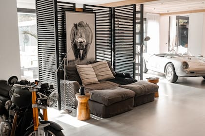 Un living privado para mirar películas separa virtualmente el gran loft que es la planta baja, Esta y todas las fotos de animales en blanco y negro son de Agustín Cleris, que se dedica a los safaris fotográficos.