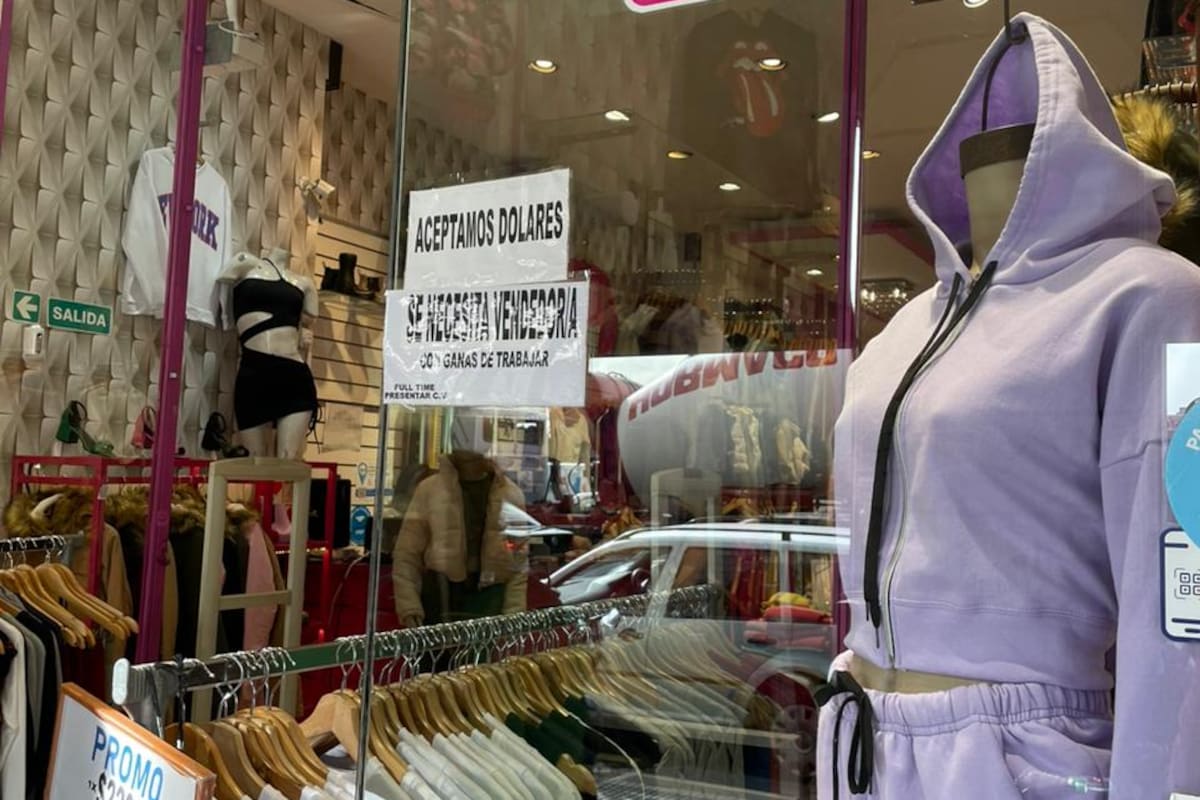 Un local en la avenida Pueyrredón 31 tiene un cartel en la vidriera que dice: “Aceptamos dólares”