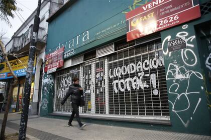 Un local vacío en Córdoba al 5000; la postal se repite en distintas cuadras