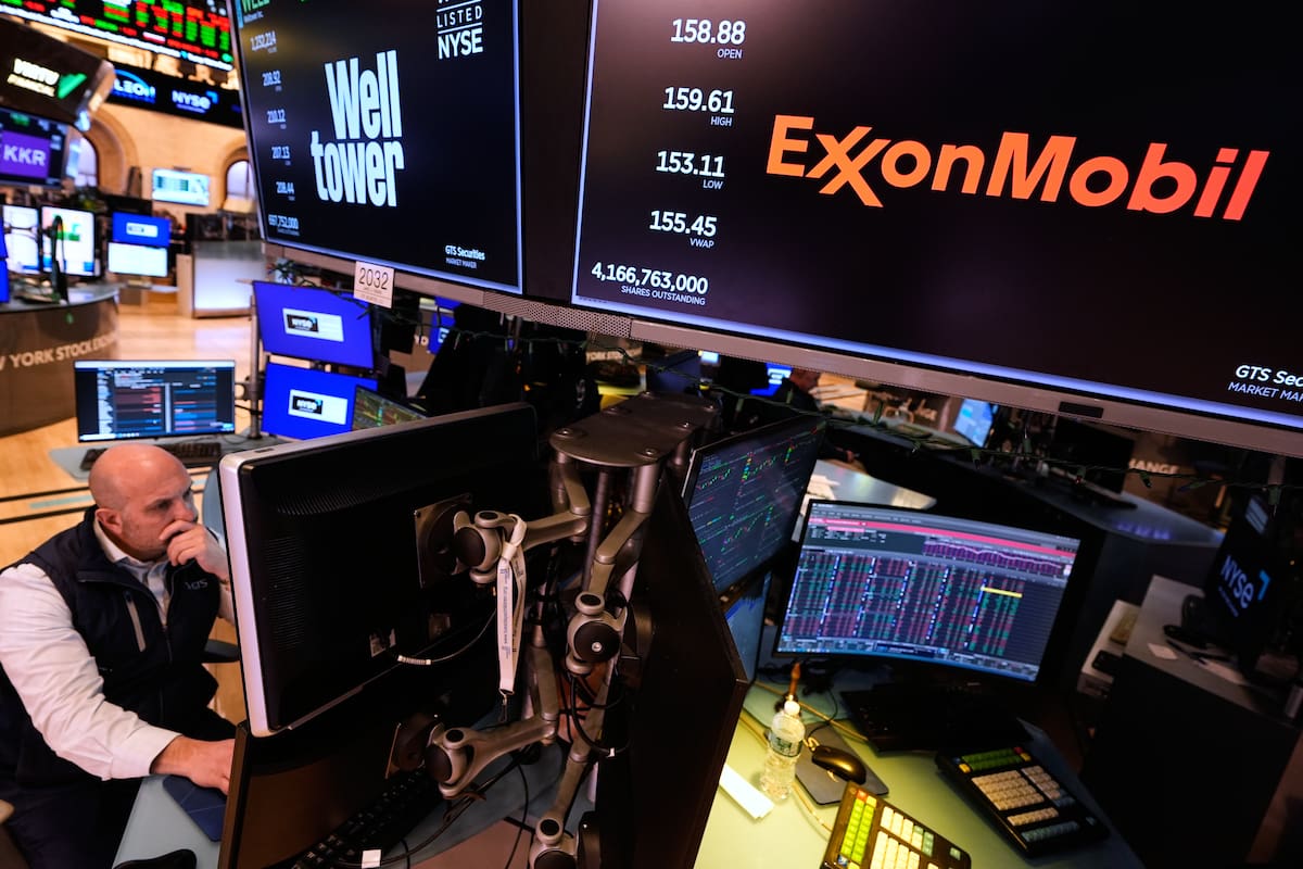 Un logotipo de ExxonMobil en una pantalla en sede de la Bolsa de Nueva York, el 2 de marzo de 2026. (Foto AP/Seth Wenig)