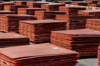 Un lote de 25 toneladas de cátodos de cobre —10 paquetes de 25 planchas cada uno— vale unos US$270.000, el precio de un departamento de tres ambientes en la Ciudad de Buenos Aires