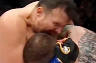 Un luchador de MMA le mordió la oreja a su rival en plena pelea y el público reaccionó con sillazos