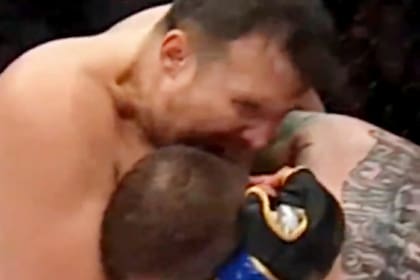 Un luchador de MMA mordió la oreja de su rival en plena pelea y desató una caótica reacción del público, que incluyó sillazos y agresiones