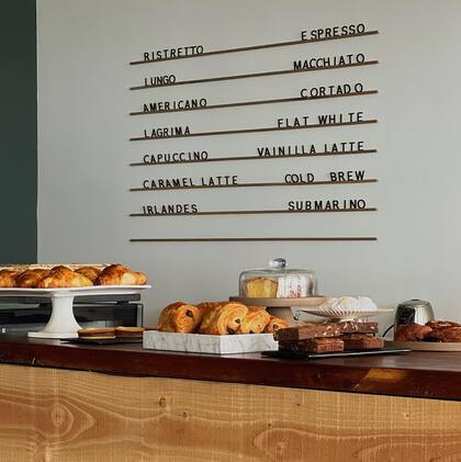 Un lugar ideal para ver el mar y comer alguna delicia dulce junto a una variedad de cafés